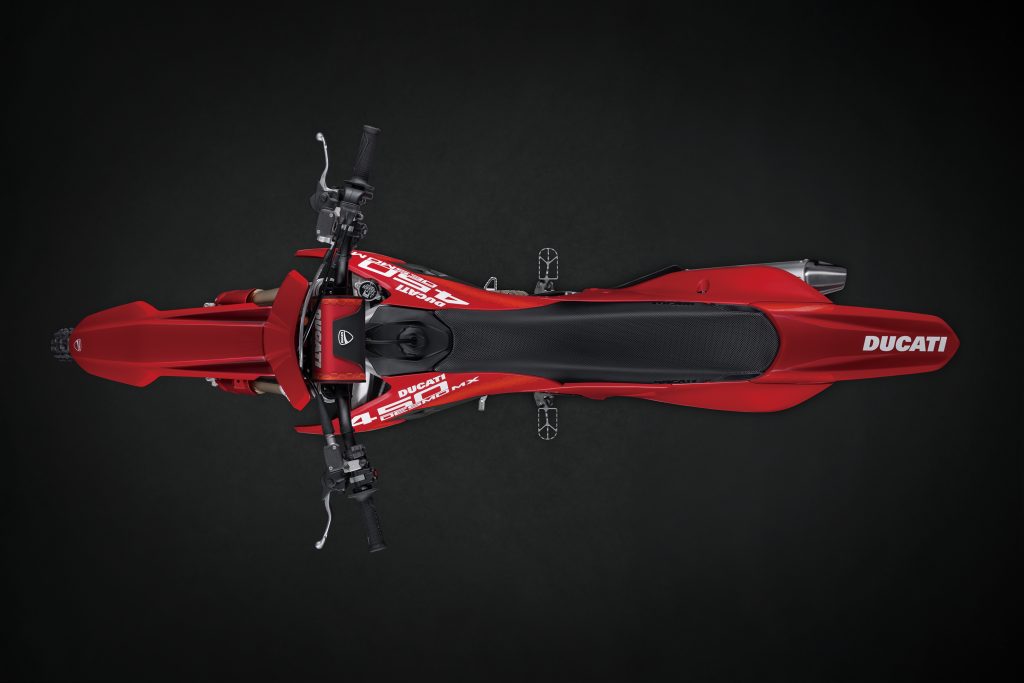 Centro Stile Ducati 在外部表面上下了大力氣,以盡量減少騎手兩腿之間的體積,並確保最大程度的活動自由。