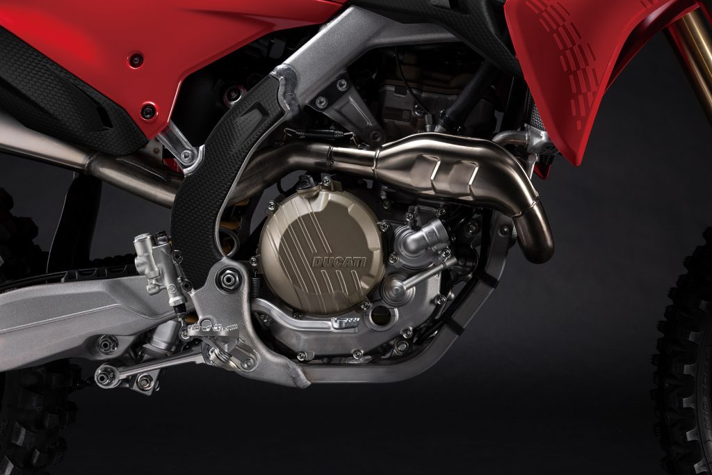 Desmo 450 MX搭載一具全新開發的449c.c.水冷四衝程單汽缸引擎