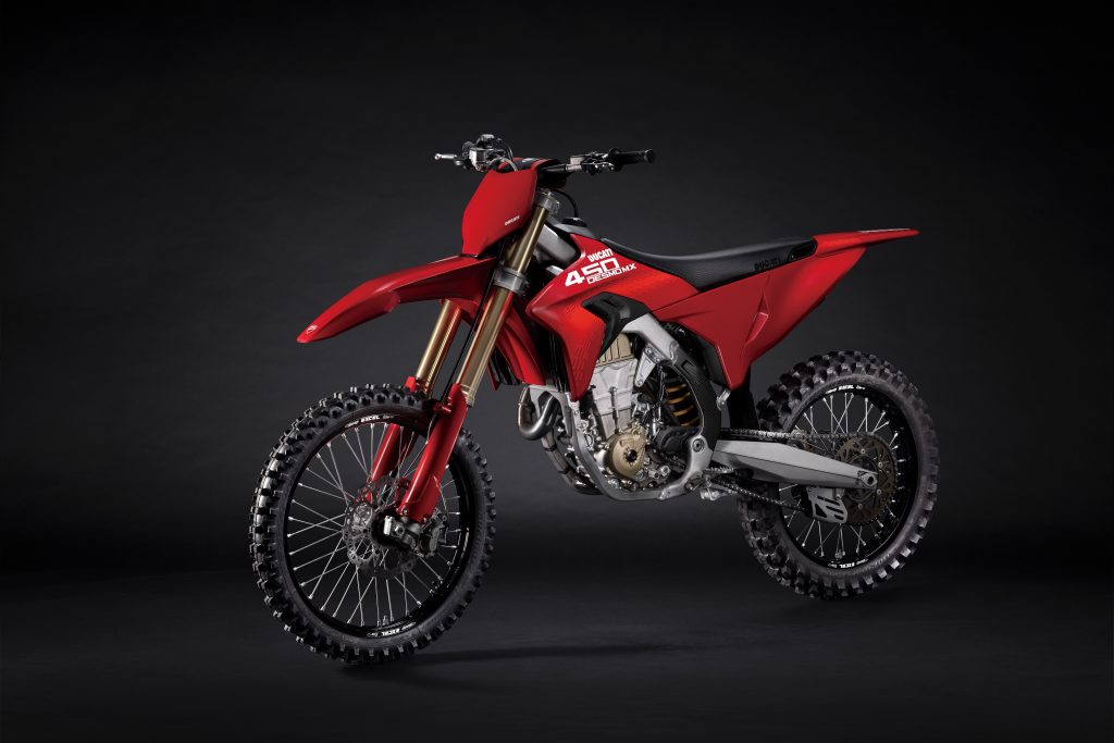 前擋泥板的線條靈感源自 Hypermotard,而簡潔、輕巧的後部則讓人想起杜卡迪運動摩托車的尾部