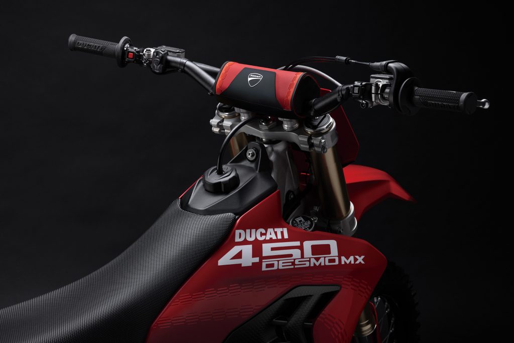 Desmo450 MX 車把的設計適合任何騎乘風格,具有四個位置,可讓騎士找到理想的設定。車把桿是不對稱的,因此根據安裝方向,車把可以在兩個位置組裝。此外,轉向板具有雙孔,可提供兩個額外的位置,總共四個。