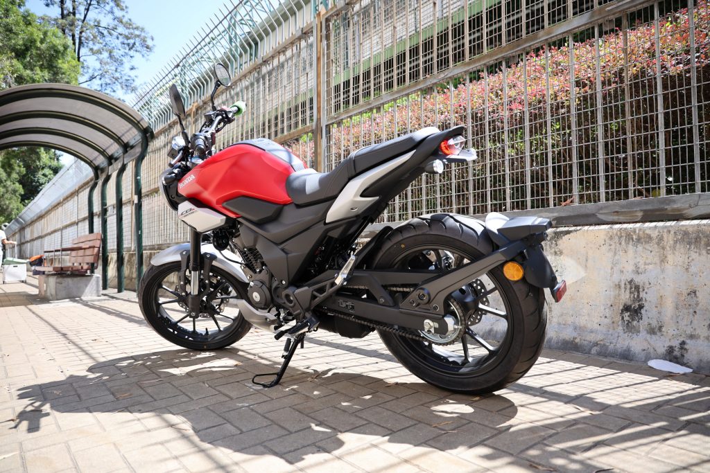 CB 190TR的外型設計不僅保留了CB系列的經典基因,還通過現代化細節處理