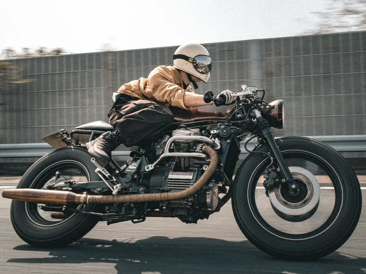 不只車帥,騎姿更要帥!日本攝影師的 HONDA GL700 Cafe Racer 改裝哲學