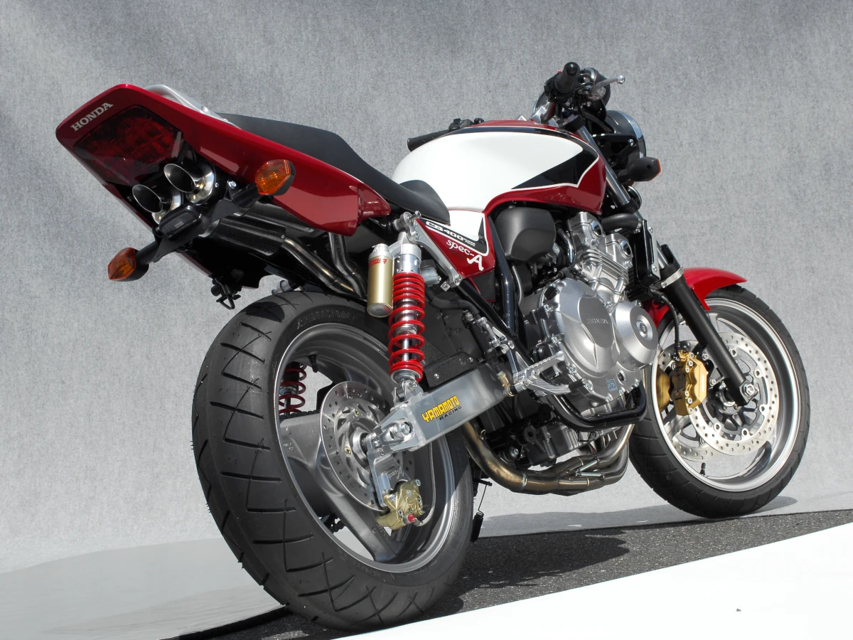 CB400SF/SB 最具挑戰性的排氣管！YAMAMOTO RACING 中置上繞管的獨一無二風格