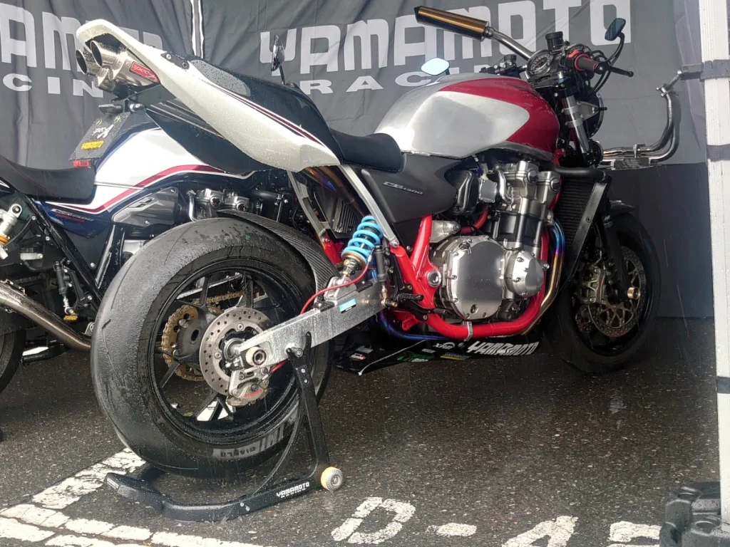 在雨中舉行的 Webike Festival 上,展出了一輛安裝了中置上繞排氣管的 CB1300SF