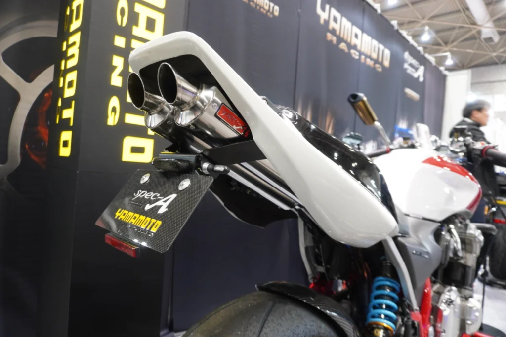 CB1300SF 的中置上繞排氣管在顯眼處配置了 spec-A 的標誌。光是想像如果它(指CB400SF/SB用的版本)復活的話會是什麼樣的設計,就令人興奮不已