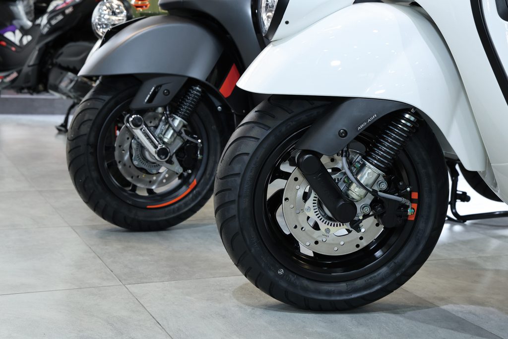 GTV 300用上黑色懸掛飾件,而GTS 300 Super Sport則用電鍍銀色。