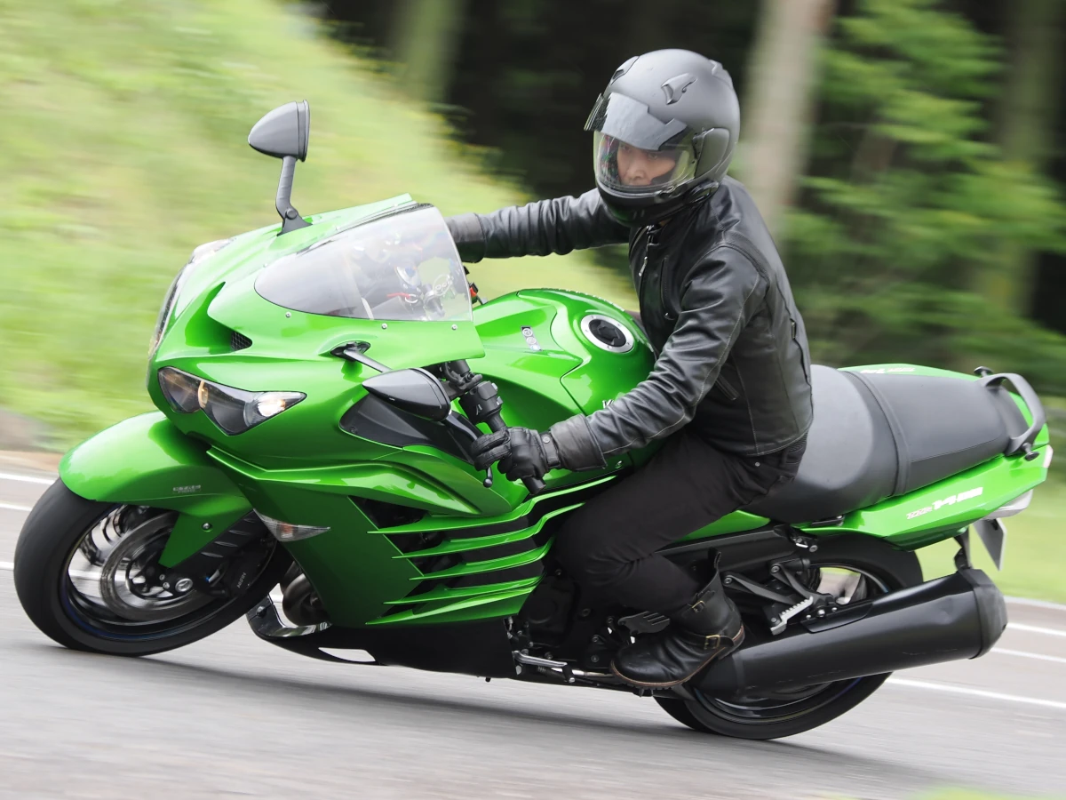 KAWASAKI ZZR1400深度评测，看似凶猛的六眼魔神，竟是头温柔巨兽