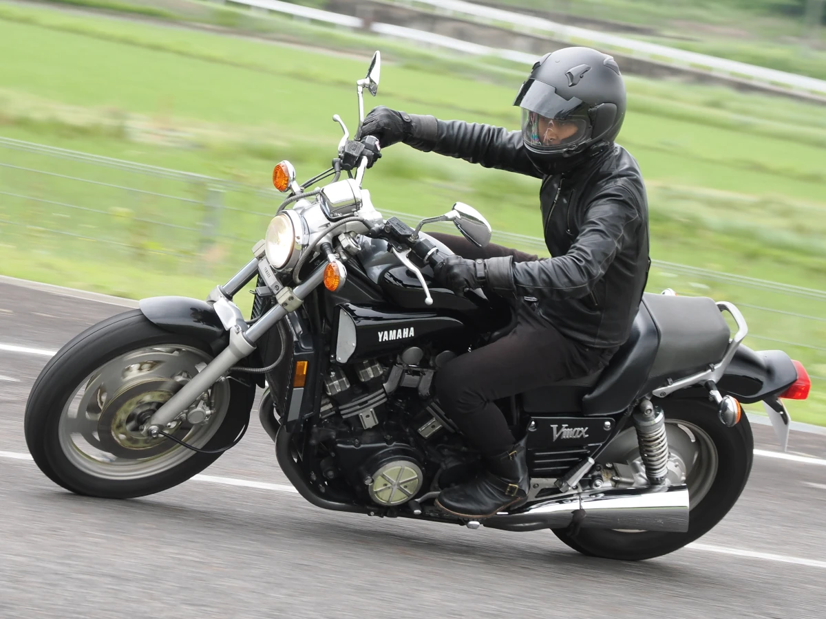 历经40年仍不褪色的魔神!试驾当年最强145PS马力的YAMAHA倾力之作“Vmax1200”