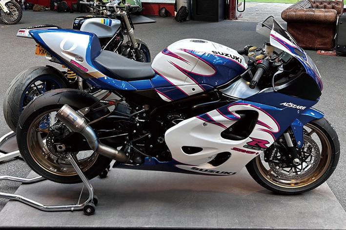 英國製造商將鈴木GSX-R1000超級電單車改造成90年代SRAD致敬車型
