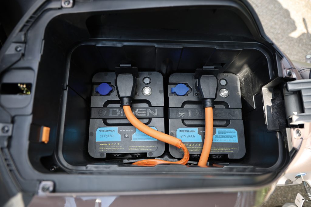 DP-03採用了兩組可換裝的72V38Ah大容量的NCM鋰電池,具有智慧即時監測,防震與IP67防水防塵的保護