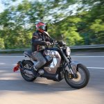 【試乘報導】中段爆發力超好玩!全新電車Dimentro DP-03擁有街車外觀,卻有綿羊般的靈活操控