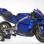 YAMAHA MotoGP 告別直四!全新 V4 引擎 YZR-M1 正式亮相