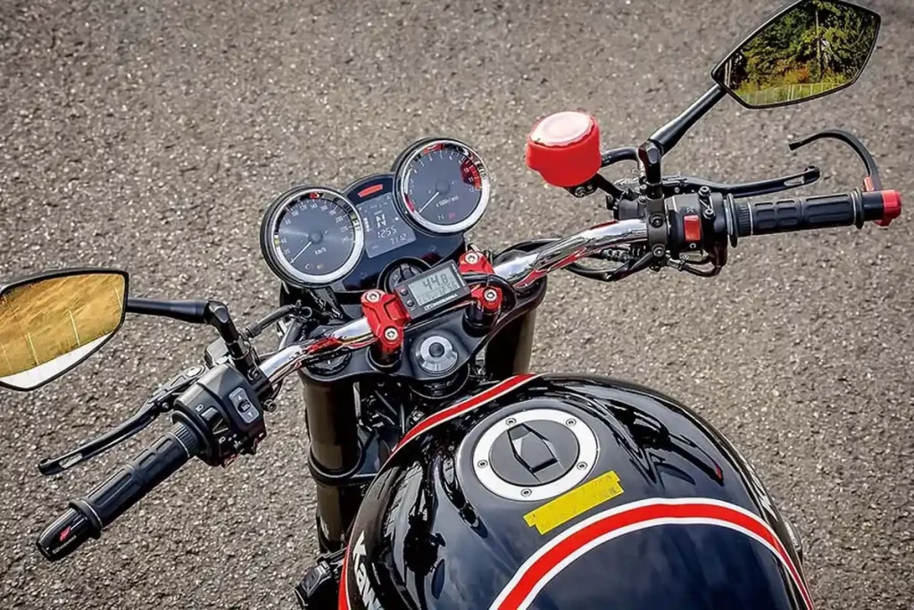 這輛車沿用了 Z900RS 原廠規格的三角台,但換上了多樣化的 YOSHIMURA 產品,包括:把手固定座、平衡端子、煞車拉桿護弓、橡膠握把套以及 PRO-GRESS2 多功能溫度儀表。而可潰縮(可折)式煞車/離合器拉桿,則採用 ZETA Pilot Lever。