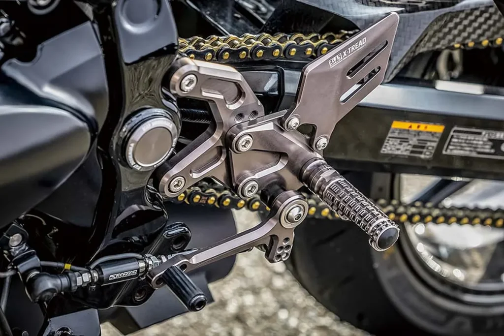 腳踏後移套件選用 YOSHIMURA Step KIT X-TREAD,提供四種位置設定,包含:45×40 (2) 45×55 (3) 57.5×40 (4) 57.5×55(向後×向上,單位皆為 mm)。此外,煞車踏板有 2 個位置可選,換檔踏板則有 3 個,讓騎士能依據個人習慣調整。這輛車還額外配備了 BAZZAZ Quick Shifter (快排)系統。