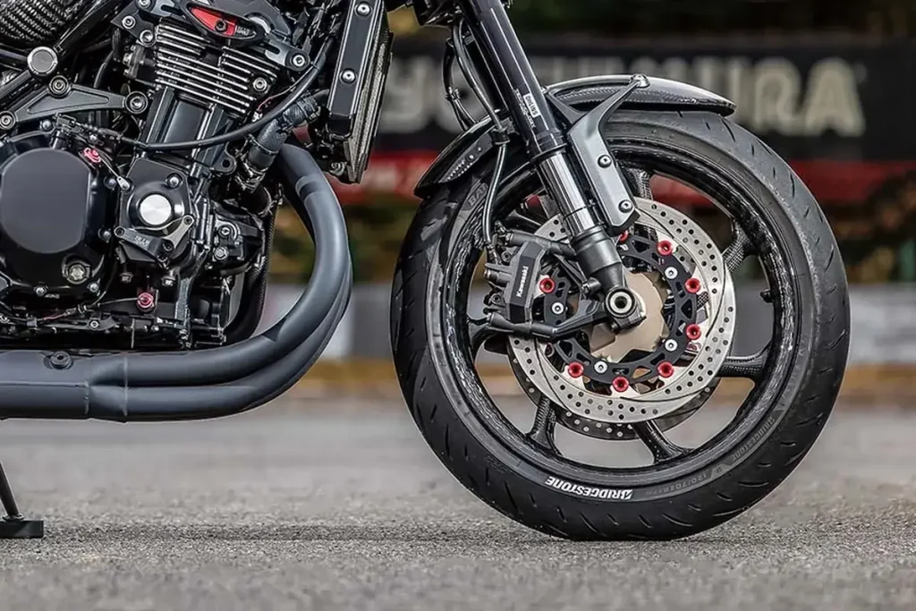 前叉沿用了原廠 φ41mm 倒立式前叉,但內部已升級為 Öhlins FKS511前叉阻尼套件。這套件採用了 NIX30 Street 獨立結構,將壓縮阻尼交由左側負責,回彈阻尼則由右側負責,提供更精準的懸吊調整。此外,前煞車碟盤也更換為 SUNSTAR PREMIUM 競賽型煞車碟盤,以提升制動性能。