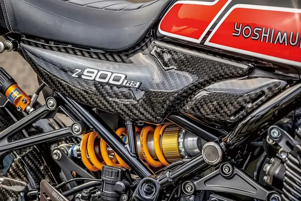 後避震則換上 Öhlins KA739。而車身碳纖維側蓋,則是 Heritage Kit 復古外觀套件SPEC1的一部分。