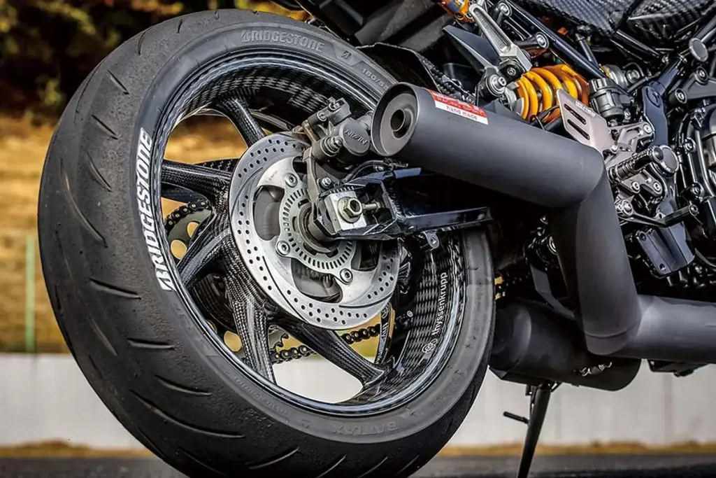 後搖臂與後煞車卡鉗沿用 Z900RS 原廠規格,但後煞車碟盤同樣升級為 SUNSTAR PREMIUM 競賽型煞車碟盤。最引人注目的莫過於前後輪框,皆換上了由 thyssenkrupp 製造的乾式碳纖維製品,並搭配 Bridgestone S23 的 120/70ZR17 與180/55ZR17。