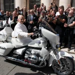 獲教教宗筆簽名加持!BMW R 18 Transcontinental 教宗版獨家亮相,預計將登上拍賣會