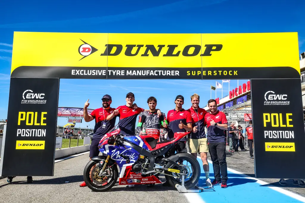 Wójcik 車隊以0.6秒優勢奪得 EWC 波爾多24耐 Superstock 組別桿位