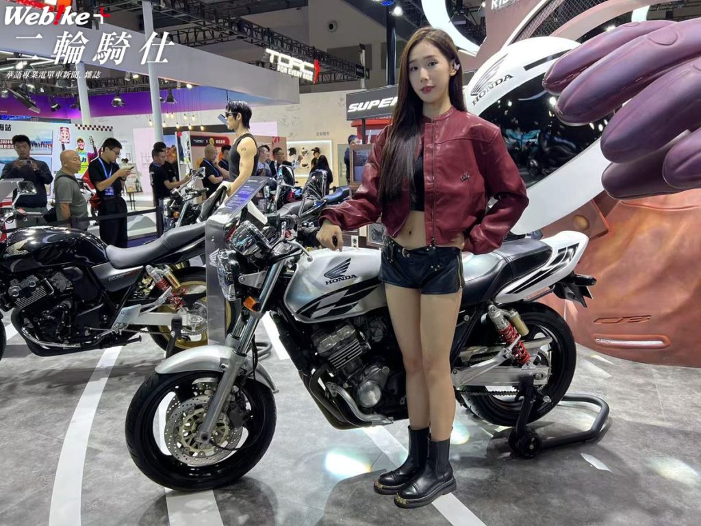 重慶車展現場還大量展出了歷代 CB400SF,盛大宣傳這款車的歷史。