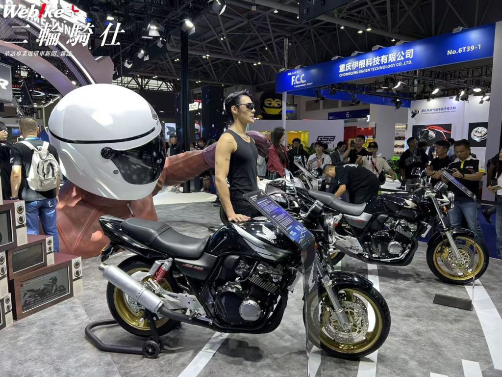 這位男模和傳統的 CB400SF。這或許暗示著將吸引更廣泛的世代客群?
