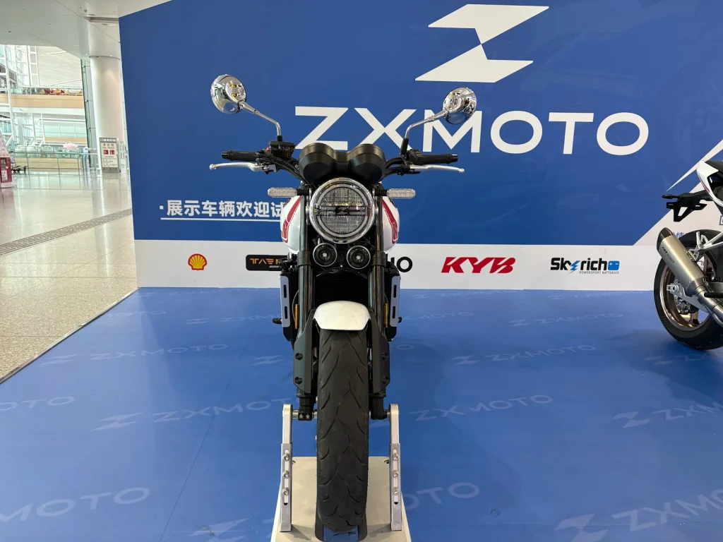 車頭部分十分還原CB400SF的外觀