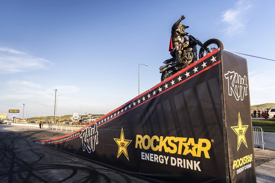X Games传奇人物完成205英呎哈雷跳跃,打破了15年之久的世界纪录
