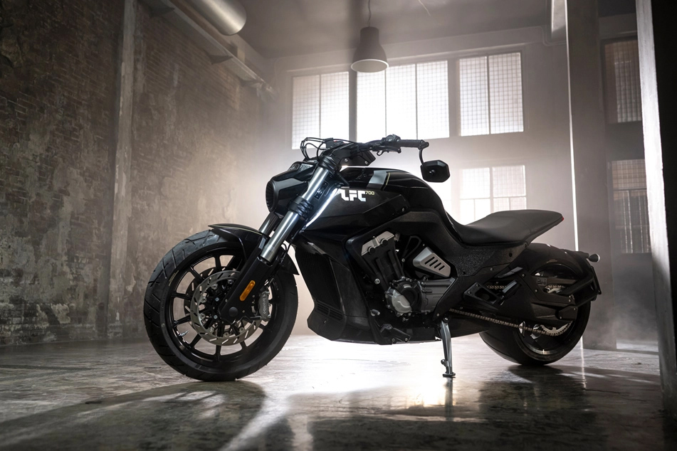 Benda LFC 700四汽缸運動巡航車即將登陸英國,售價8,999英鎊