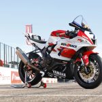 独一无二的Yamaha R7赛车采用特殊涂装，灵感来自1999年YZF-R7 OW02