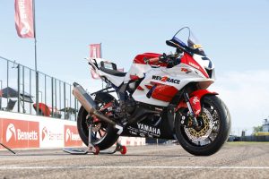 独一无二的Yamaha R7赛车采用特殊涂装,灵感来自1999年YZF-R7 OW02