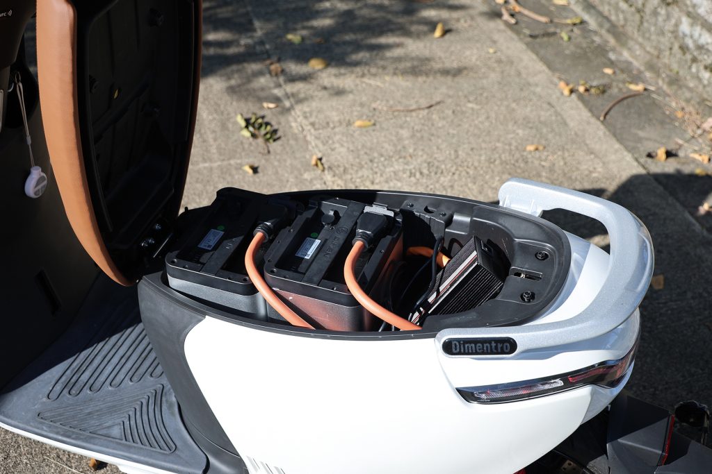 DM-E3采用可拆卸的汽车级别的18650电池，双组72V40Ah电池，可续航160公里(定速45公里/小时)。