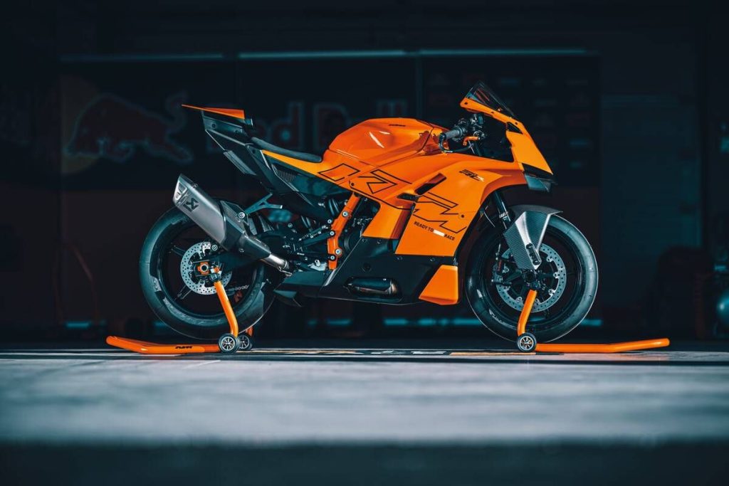 該車型是「RC」系列中排氣量最大的車型,其車架和整流罩經過特殊設計,與同系列車型DUKE 形成了鮮明的對比