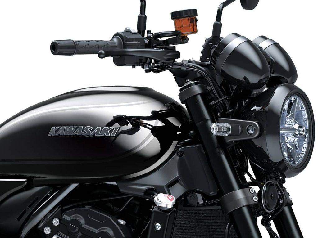 這款特別的全黑「黑球版」將所有鍍銀部件統一為黑色