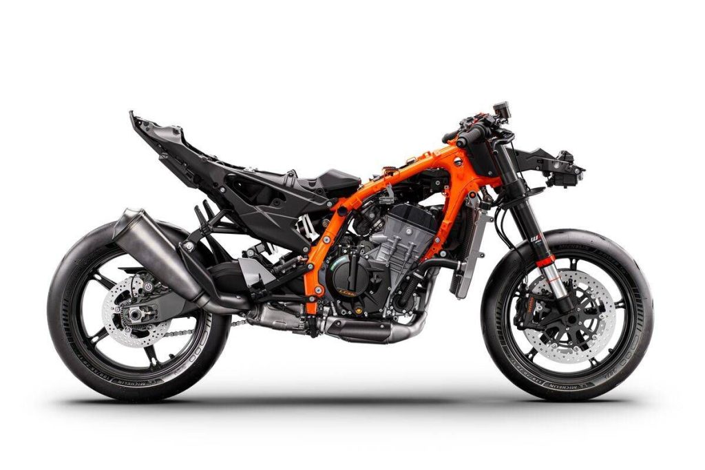 引擎排氣量為994cc,可輸出130馬力。鋼製車架和鋁製副車架的組合有助於減輕重量
