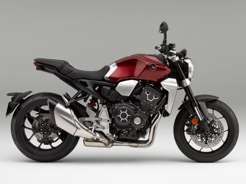 於 2018 年登場的 CB1000R,透過精心切削的引擎外觀以及鋁製散熱水箱護蓋等細節,展現了高度質感。油箱的造型同樣也充滿抑揚頓挫的起伏,膝蓋夾持處的壓線也相當銳利。