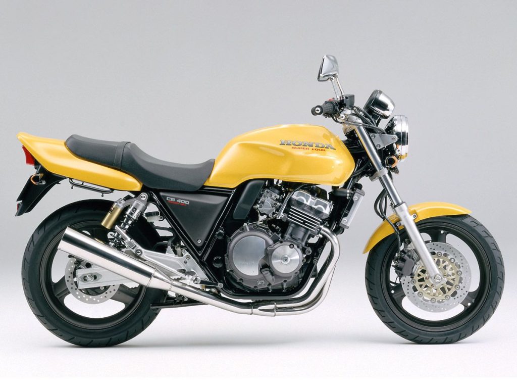 以及 1992 年登場的初代 CB400SF (NC31)。請注意三款車款油箱的輪廓。