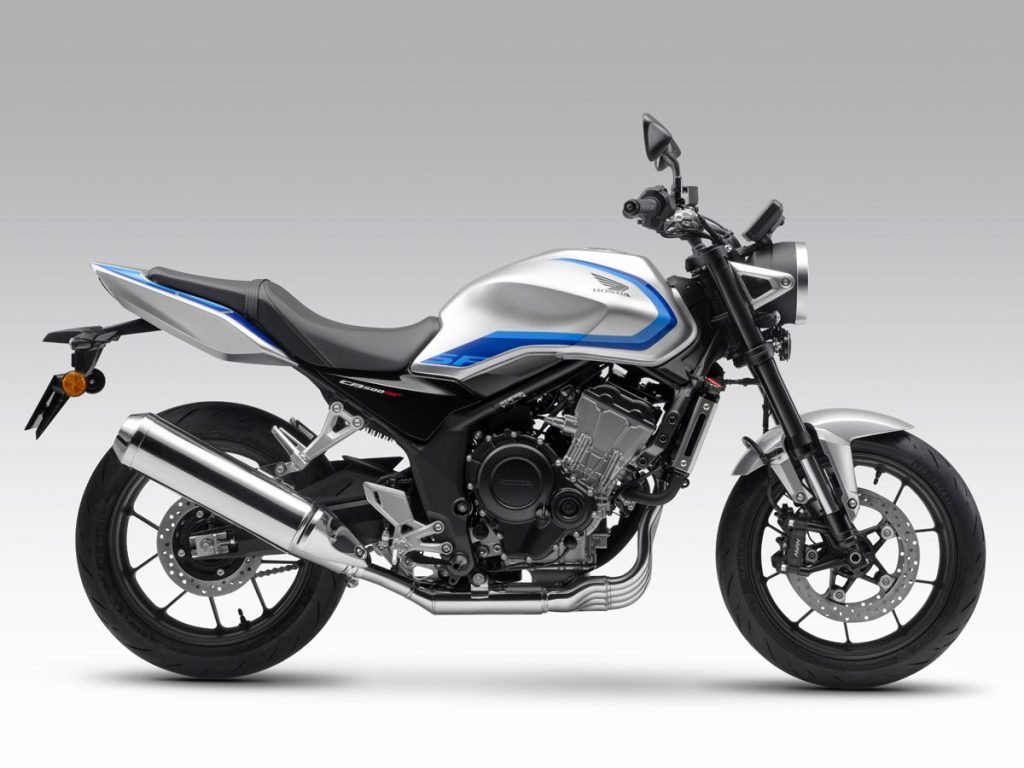 新型 CB500 Super Four。油箱下緣的線條與車架角度完美貼合,從整體來看,車身的一體感相當出色。
