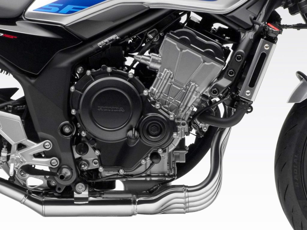 CB500SF 的引擎採用了現代化的配置,包括下吸式、側置正時鏈條和三大主要軸心的三角形配置。油底殼後方可以看到圓筒狀機油濾清器。