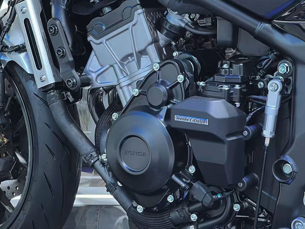 CB500SF 的 E-Clutch 配置在曲軸箱上方。儘管傳動齒盤蓋上方似乎也配置了離合器拉索的釋放機構等,但整體寬度依然控制在與發電機外蓋幾乎齊平的範圍內。