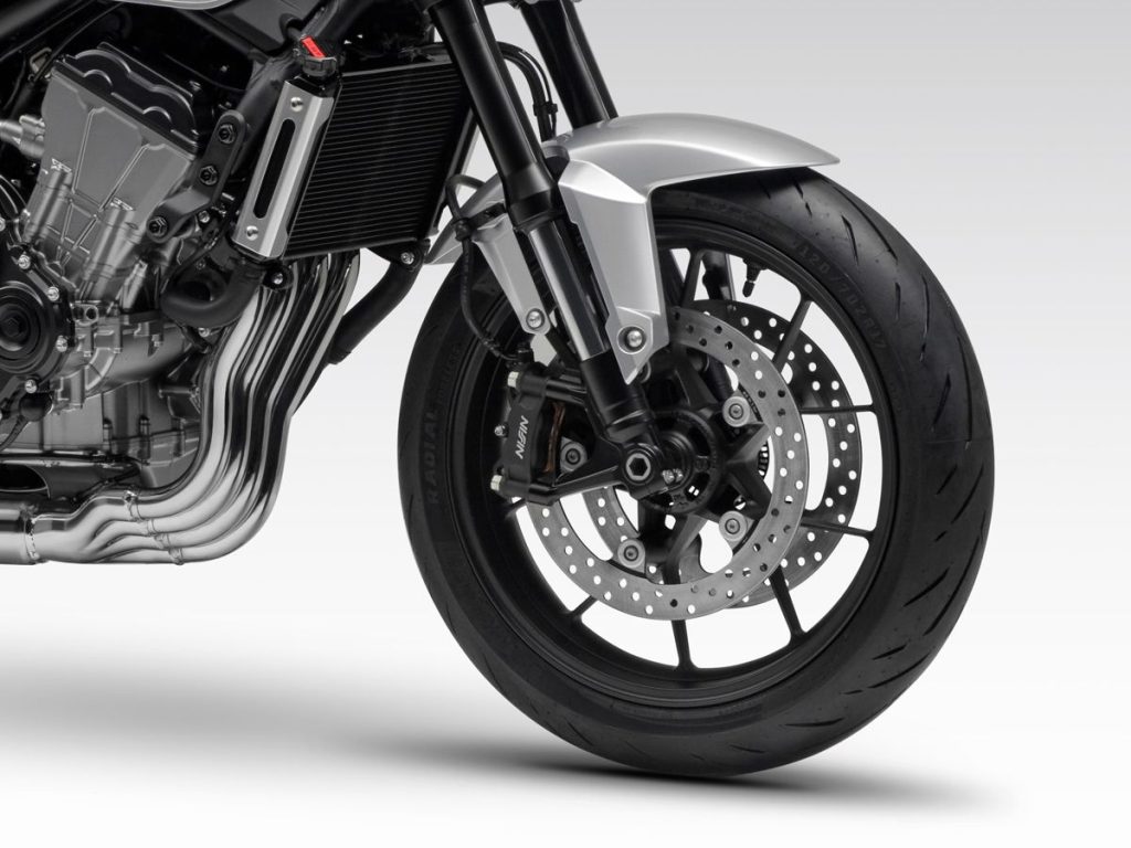 CB500SF 的前輪配置。請對照下方的 CB750 Hornet 比較,包括車輪形狀、前叉端蓋和煞車卡鉗等細節。輪胎品牌為台灣 CST 正新輪胎。