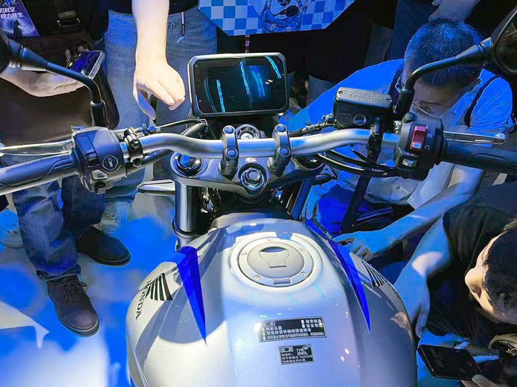 CB500SF 的把手周邊採用較高的把座並搭配錐形手把。儀表為5 吋 TFT 彩色液晶。