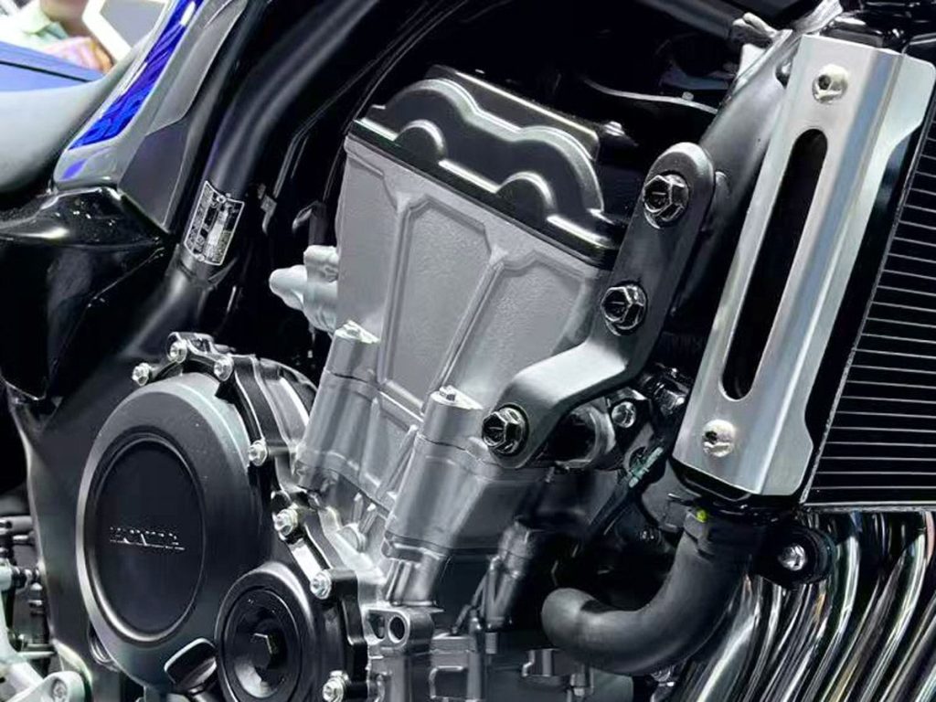 CB500SF 在車架與引擎的的締結處加入了一個螺栓固定的鋼板,這被認為是為了刻意降低這部分的剛性。若將鋼板放置於車架內側,外觀可能會更為精簡,但這也可能是經過考量後的剛性控制設計?無論如何,這個鋼板的形狀和螺栓鎖緊扭力設定等,無疑是造就了CB500SF特有的「操控味道」關鍵。