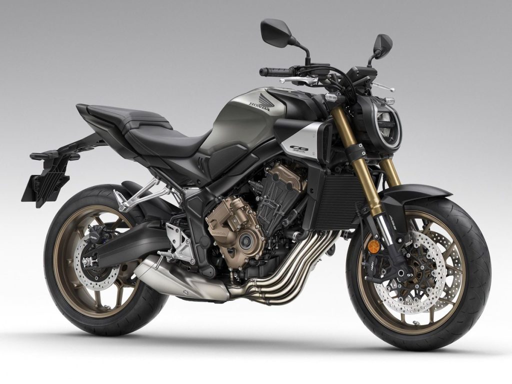 現行款 CB650R ( E-Clutch車型)。其汽缸頭周邊的氛圍,讓人感受到與 CB500SF 有相似之處。順帶一提,具有 CB400 Four 風格的排氣管,早在前一代 CB650F (2014 年登場)就已經採用了。