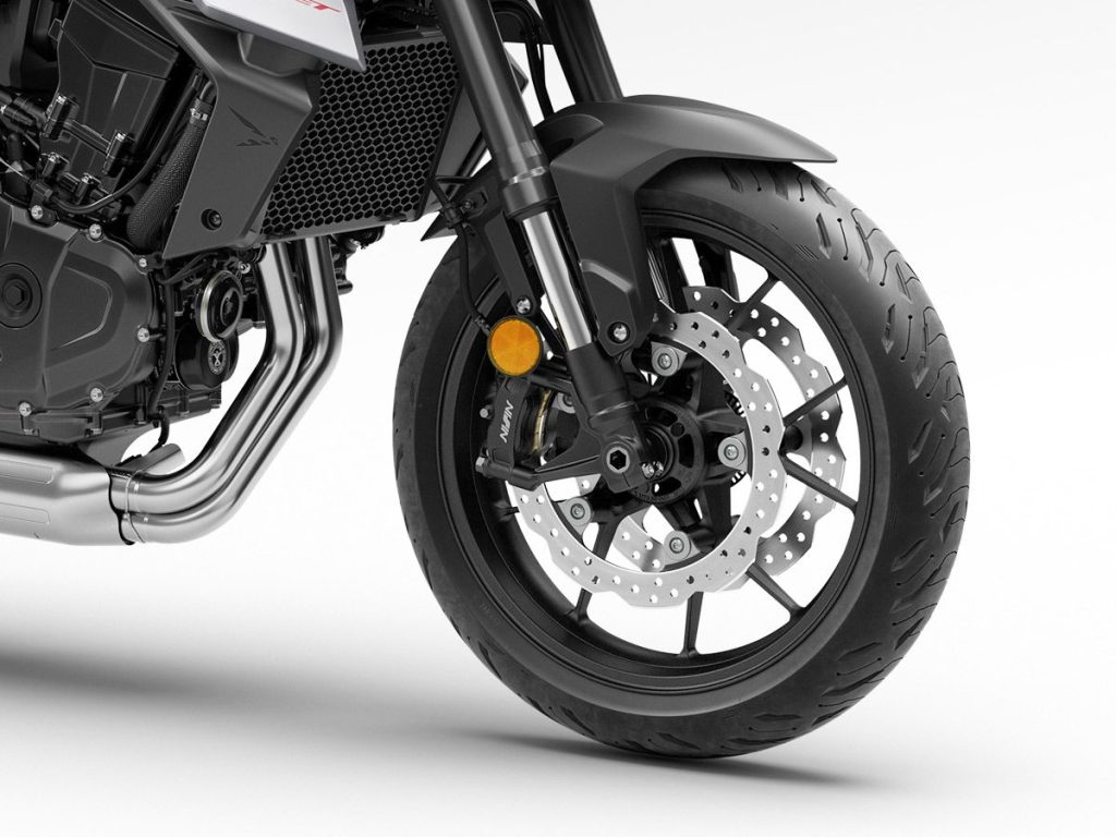 這是 CB750 Hornet 的前輪配置。除了花瓣形的煞車碟盤(浪花碟盤)不同之外,但其他部分幾乎相同。