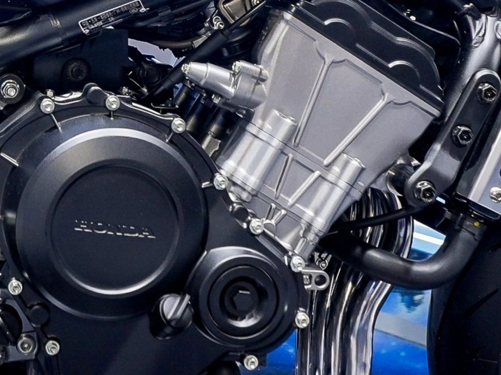 CB500SF 的汽缸與曲軸箱採獨立設計。這是否也是 500cc 與 400cc 版本之間的主要區別?