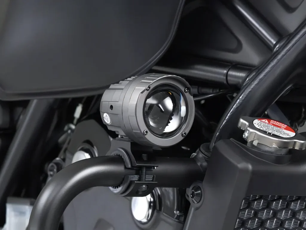 Daytona 霧燈套件專為 CL250/500 而設計,與引擎護罩一起安裝可提高夜間道路的安全性