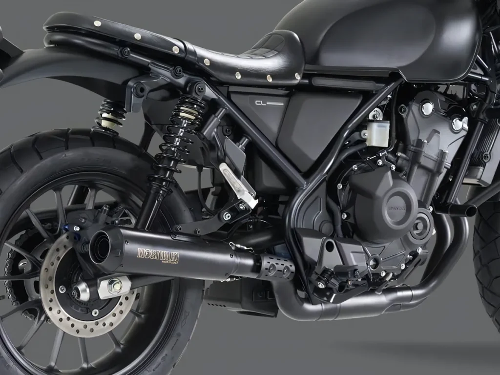 黑色排氣系統是 Moriwaki Engineering 製造的「SHORT MEGAPHONE DOWN TYPE 全排氣」