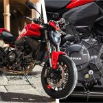 DUCATI Monster 第五代大改款！告別 L 雙缸，換裝全新 V2 引擎登場