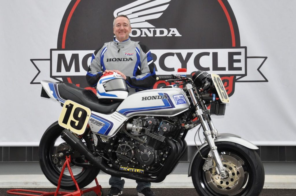 在測試 CB1000F 之前,還出現了這樣一幕,Freddie Spencer 還與隔天 10/5 活動中準備的1982 年Daytona 冠軍車——車號 19 的 CB750F 改裝車合影。 那畫面讓所有車迷都為之動容。
