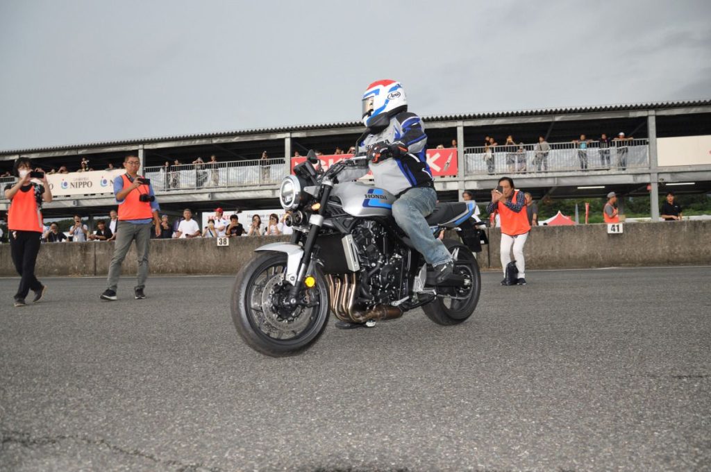 緩緩啟動 CB1000F 的 Spencer 先生。